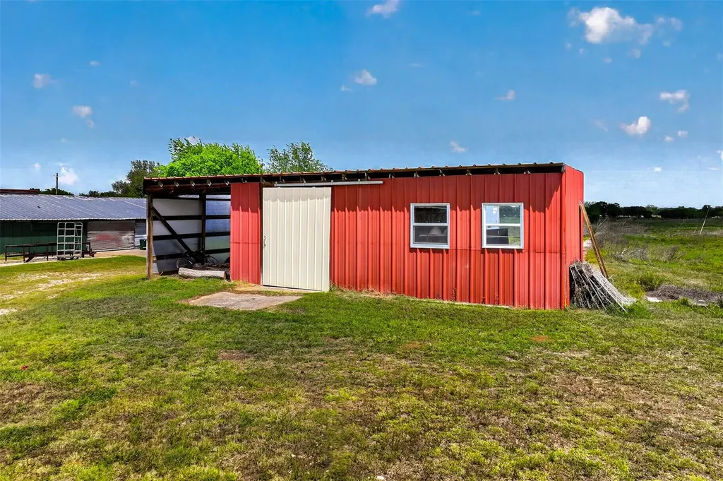 1763 N Fm 108 Smiley TX 78159