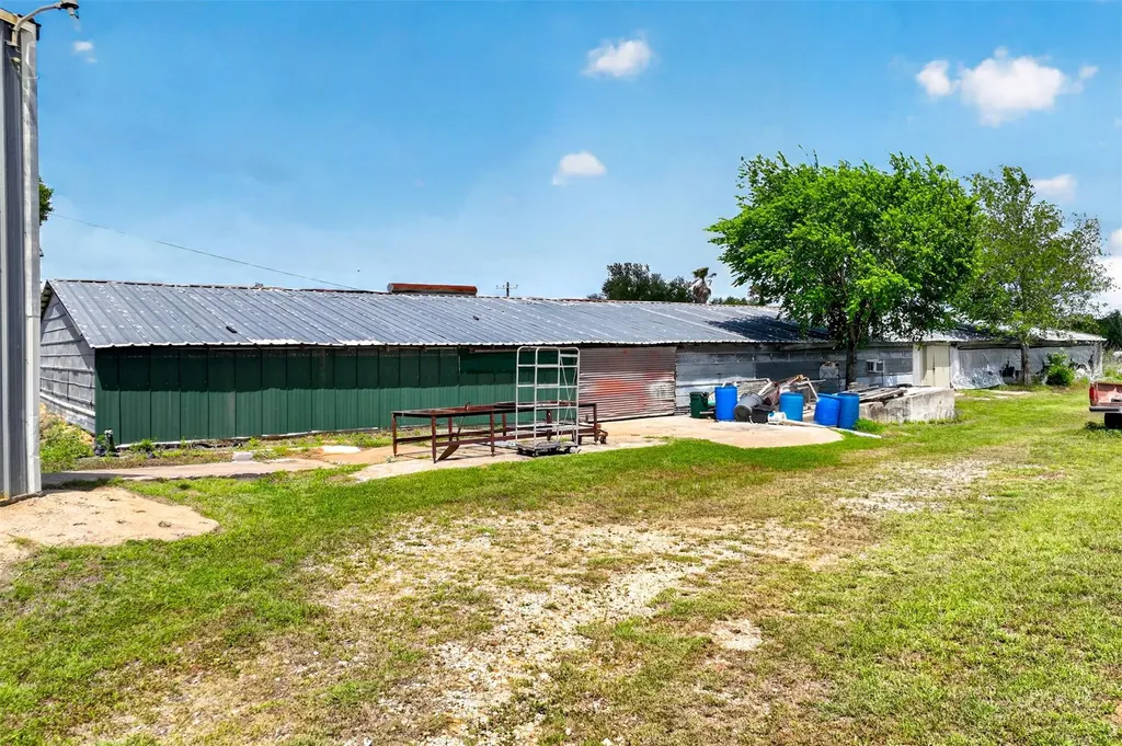 1763 N Fm 108 Smiley TX 78159