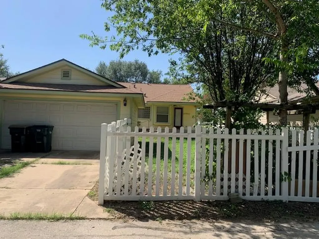 198 Hogan Kyle TX 78640