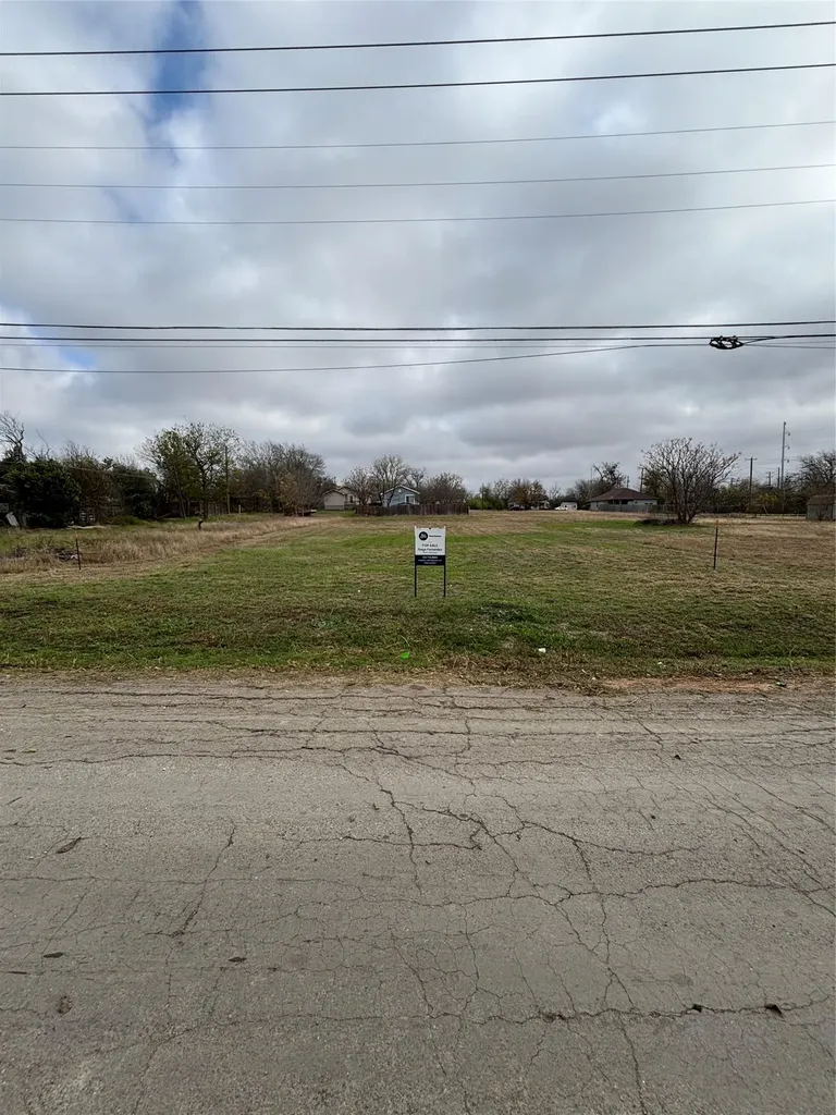 1302 Frink Street Taylor TX 76574