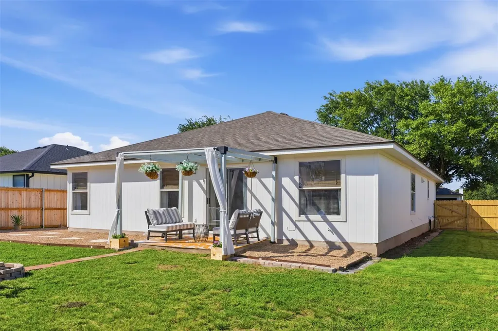 197 Donatello Kyle TX 78640