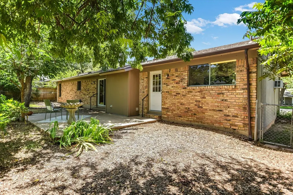 5611 Mapleleaf Drive Austin TX 78723
