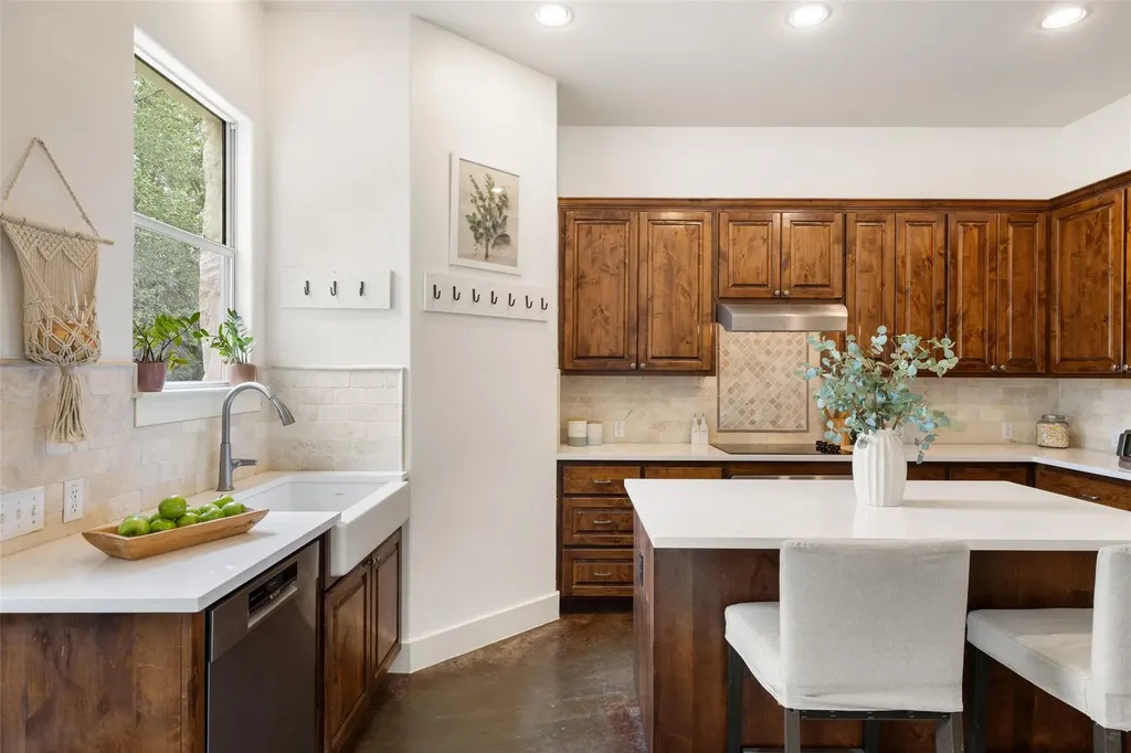 1906 Bee Creek Road Spicewood TX 78669