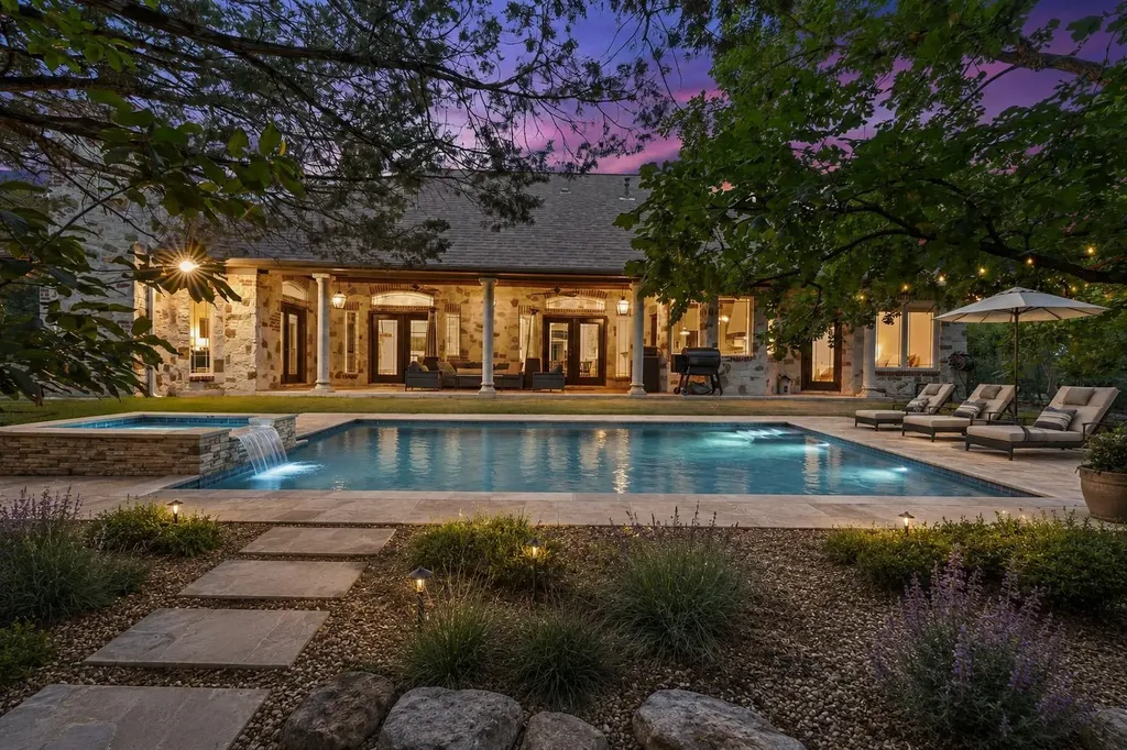 8121 Bluff Trail Austin TX 78737