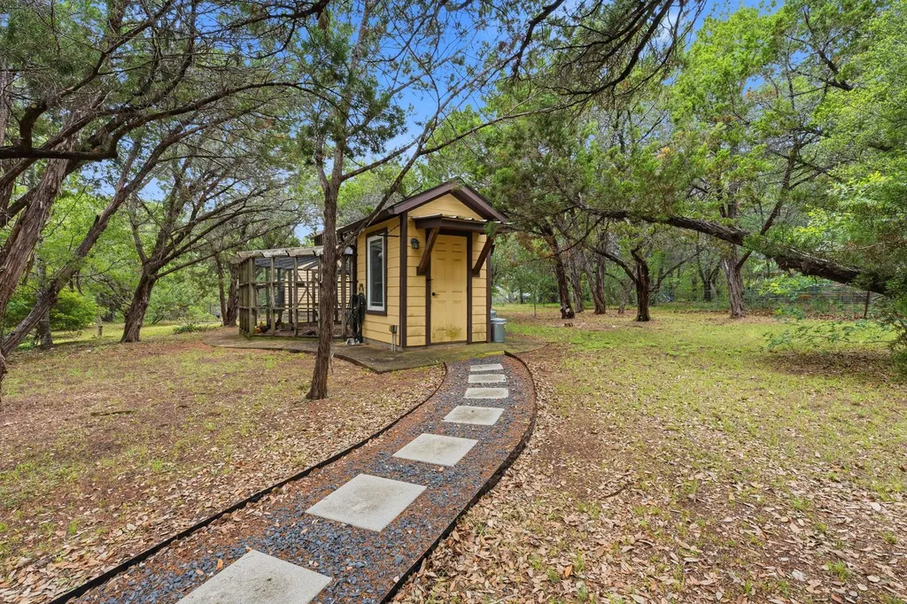 8121 Bluff Trail Austin TX 78737