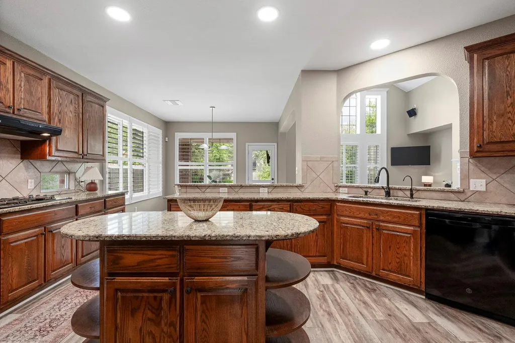 5800 Anselm Court Austin TX 78739