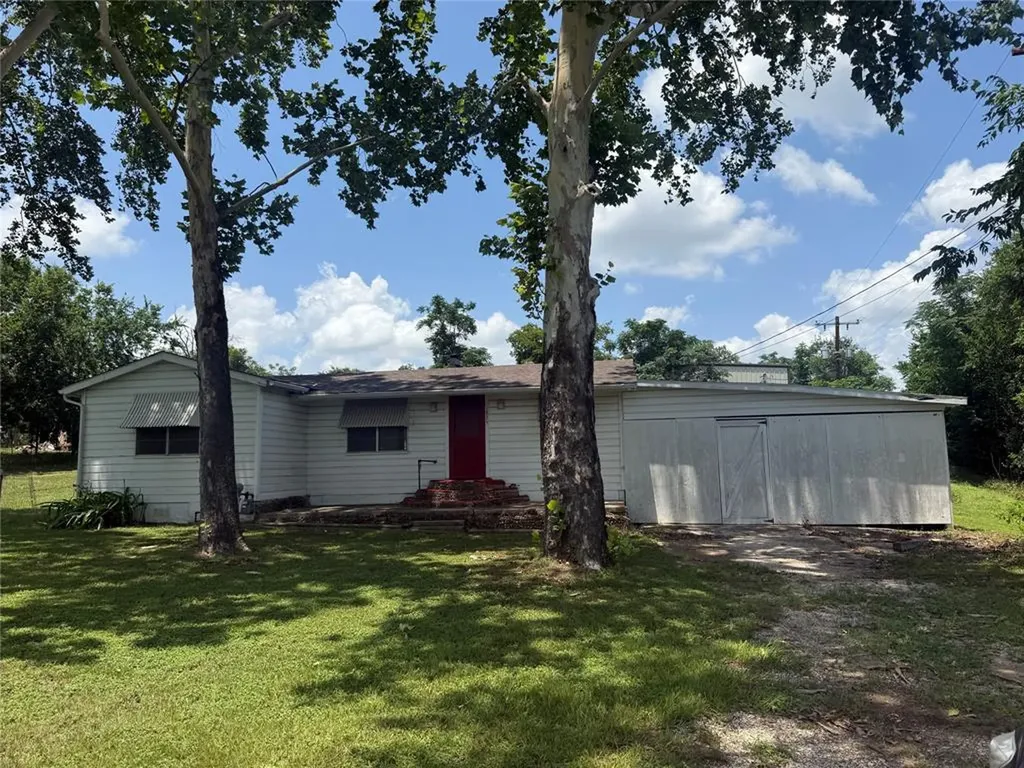 1825 E Pierce Street Luling TX 78648