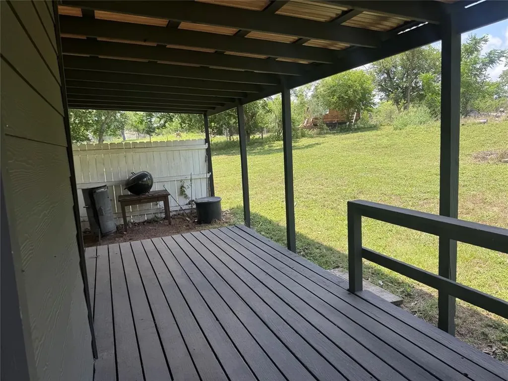 1825 E Pierce Street Luling TX 78648