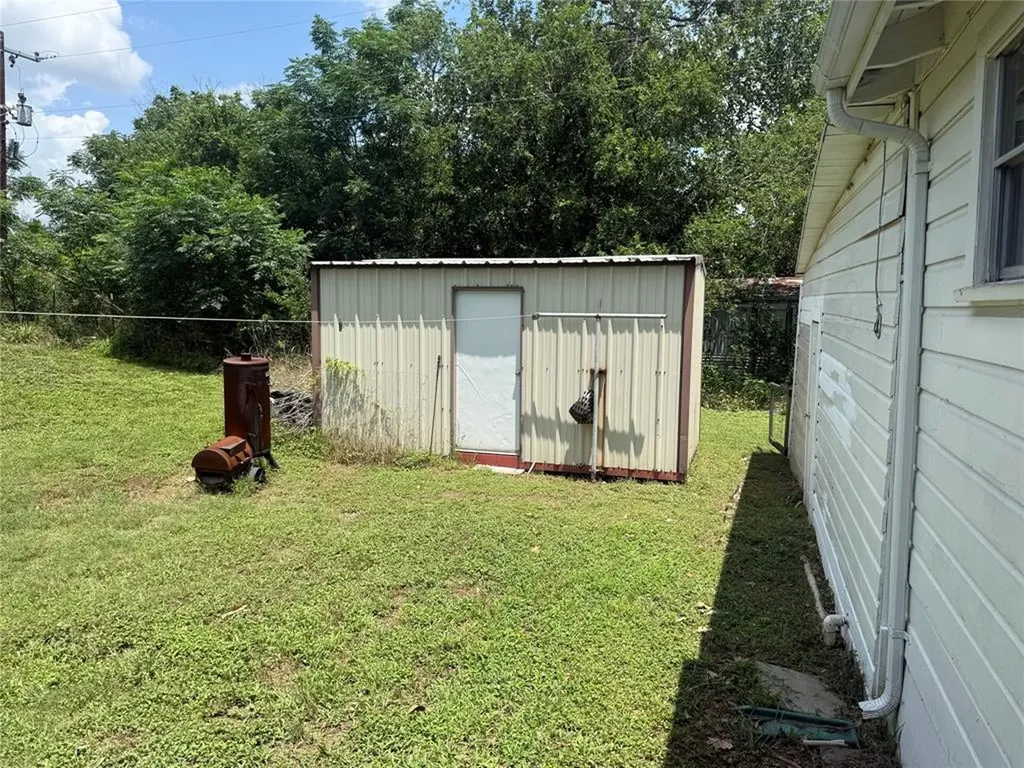 1825 E Pierce Street Luling TX 78648