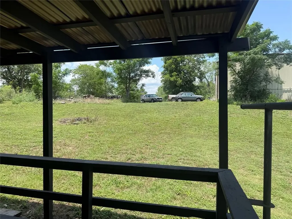 1825 E Pierce Street Luling TX 78648