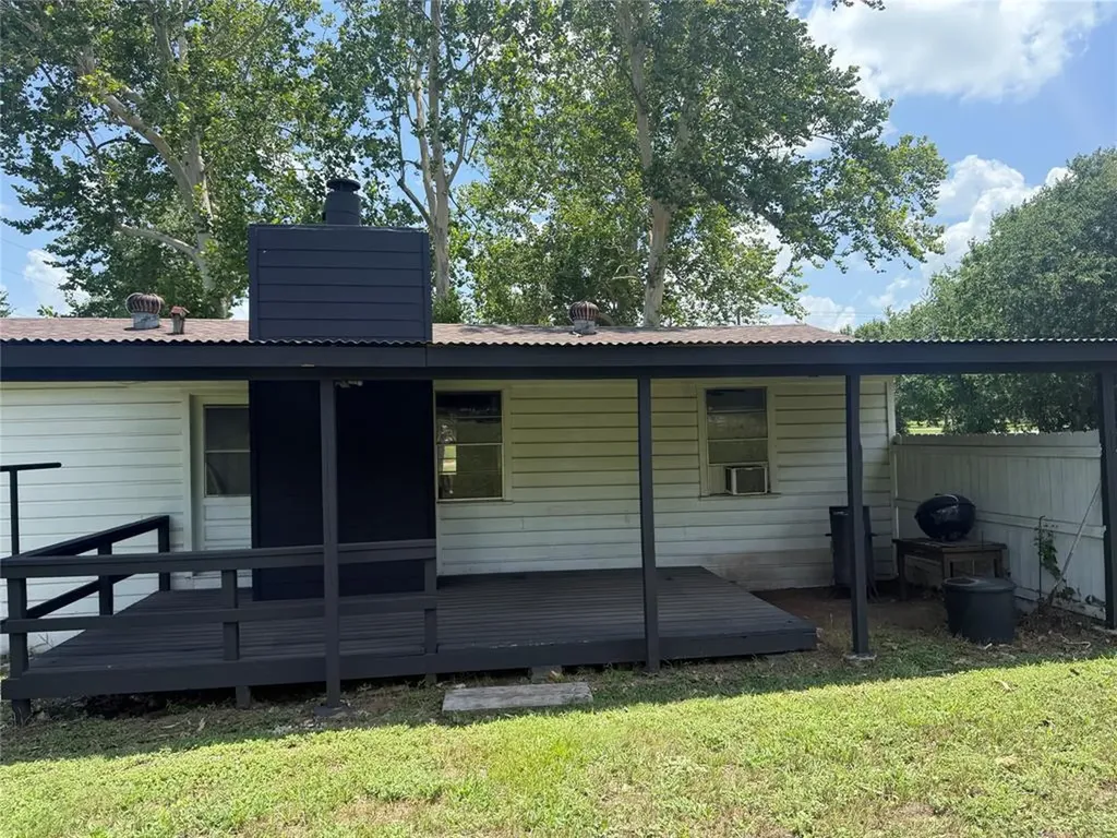 1825 E Pierce Street Luling TX 78648