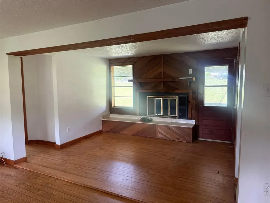 1825 E Pierce Street Luling TX 78648
