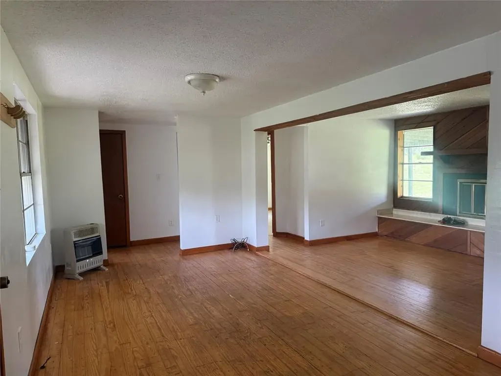1825 E Pierce Street Luling TX 78648