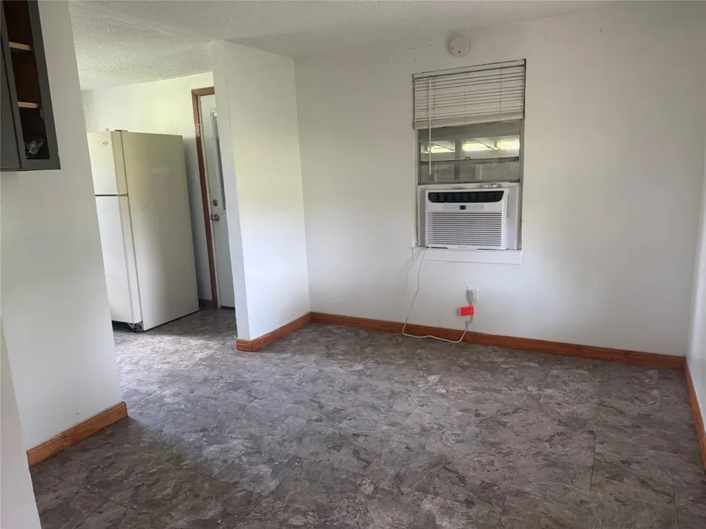 1825 E Pierce Street Luling TX 78648