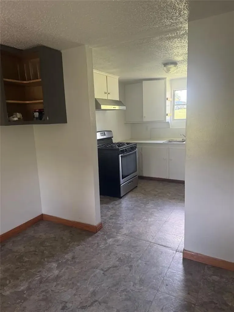 1825 E Pierce Street Luling TX 78648