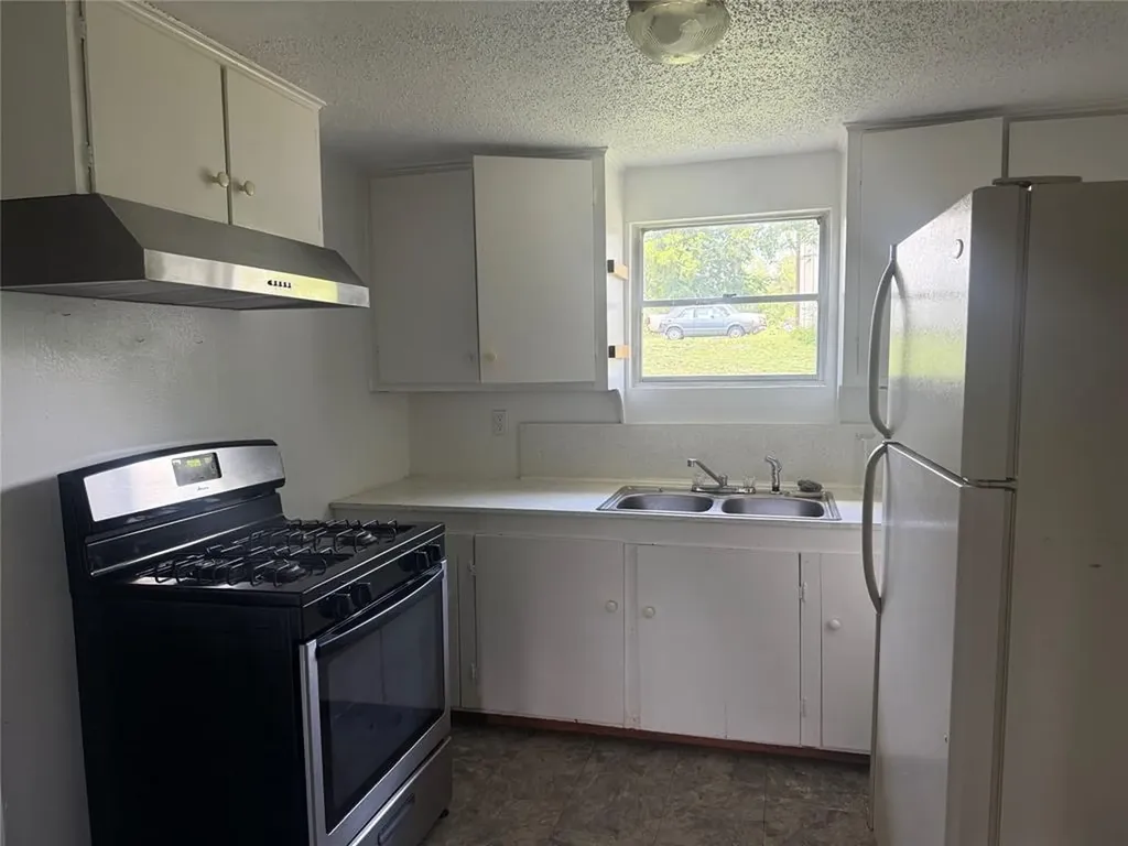 1825 E Pierce Street Luling TX 78648