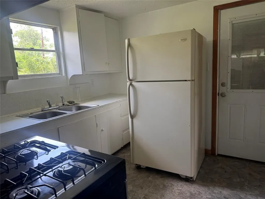 1825 E Pierce Street Luling TX 78648