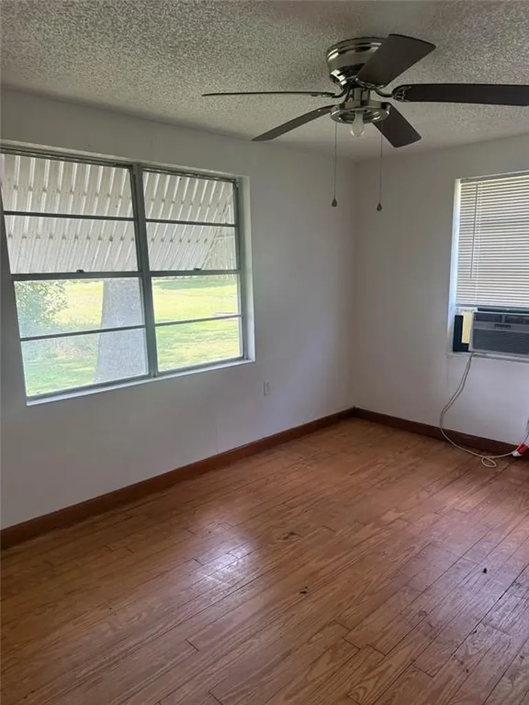 1825 E Pierce Street Luling TX 78648