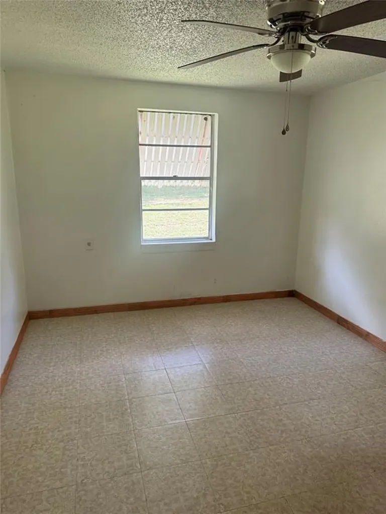 1825 E Pierce Street Luling TX 78648