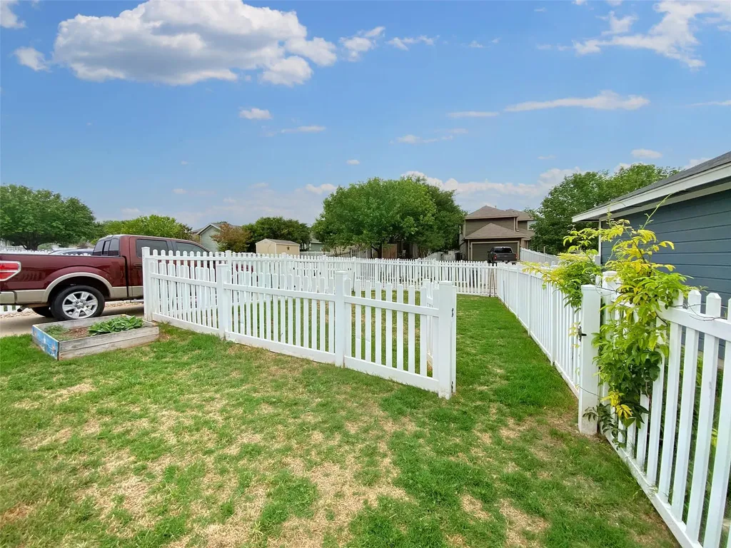 701 Sampson Kyle TX 78640