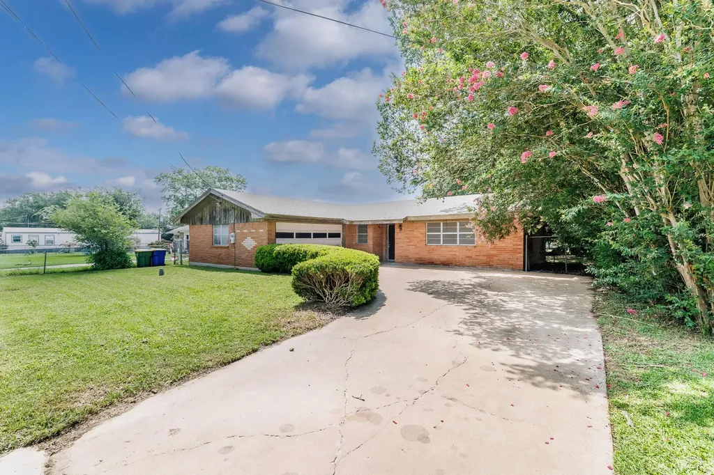116 E Wallace Street Gonzales TX 78629
