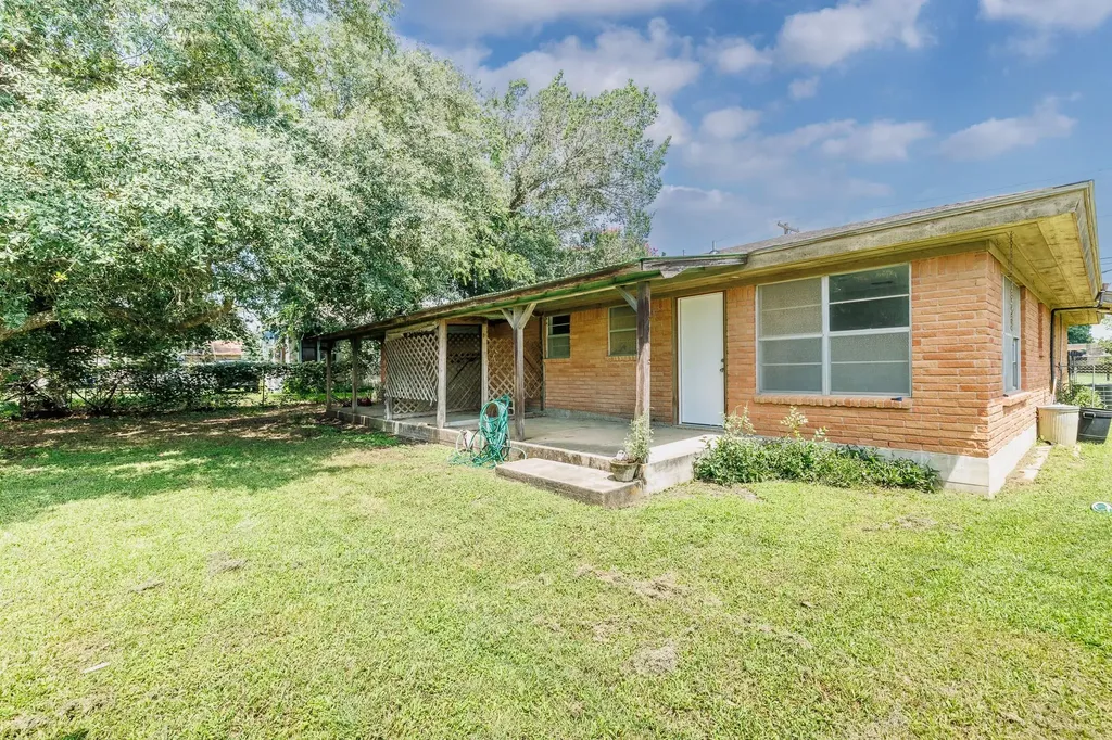 116 E Wallace Street Gonzales TX 78629