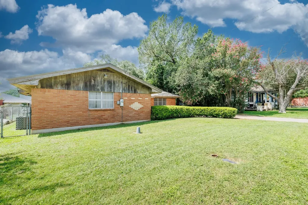 116 E Wallace Street Gonzales TX 78629