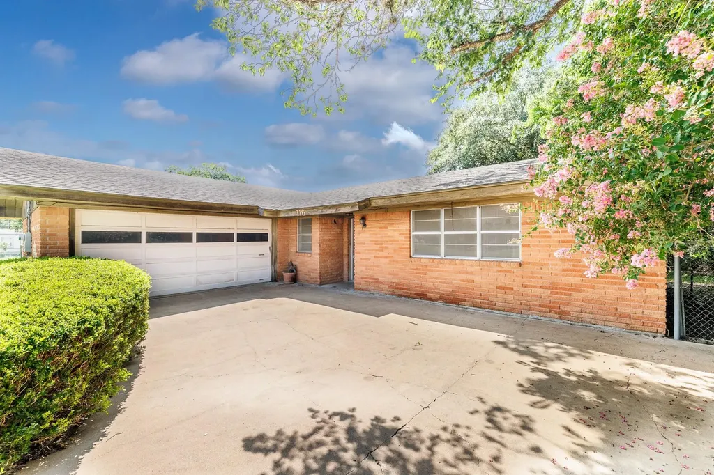116 E Wallace Street Gonzales TX 78629