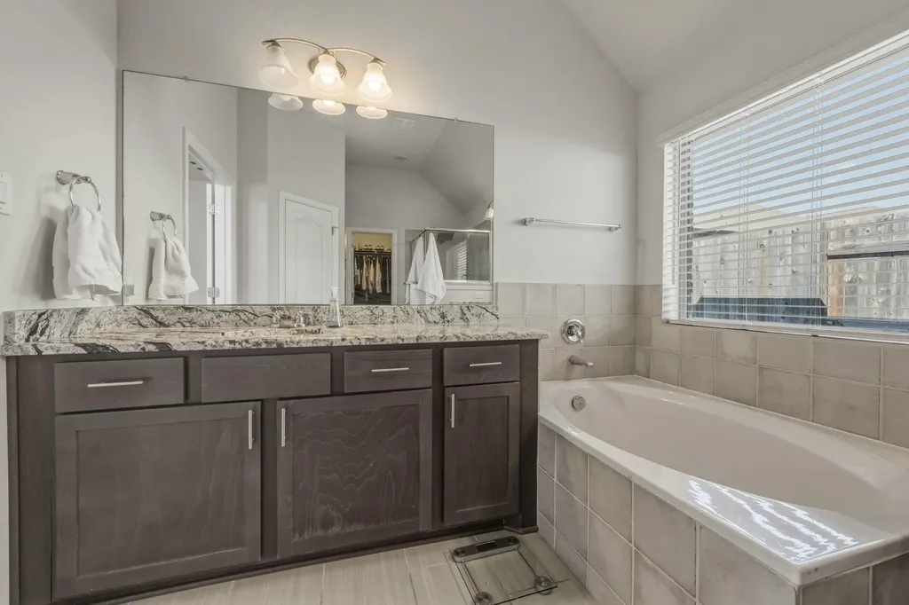 918 Leadtree Loop Buda TX 78610
