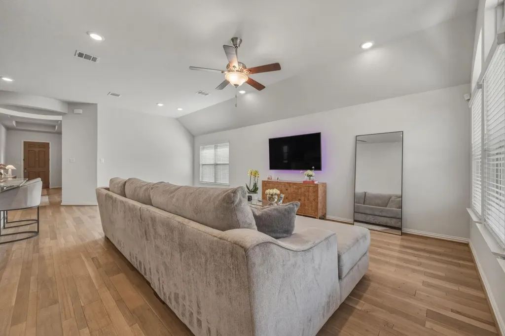 918 Leadtree Loop Buda TX 78610
