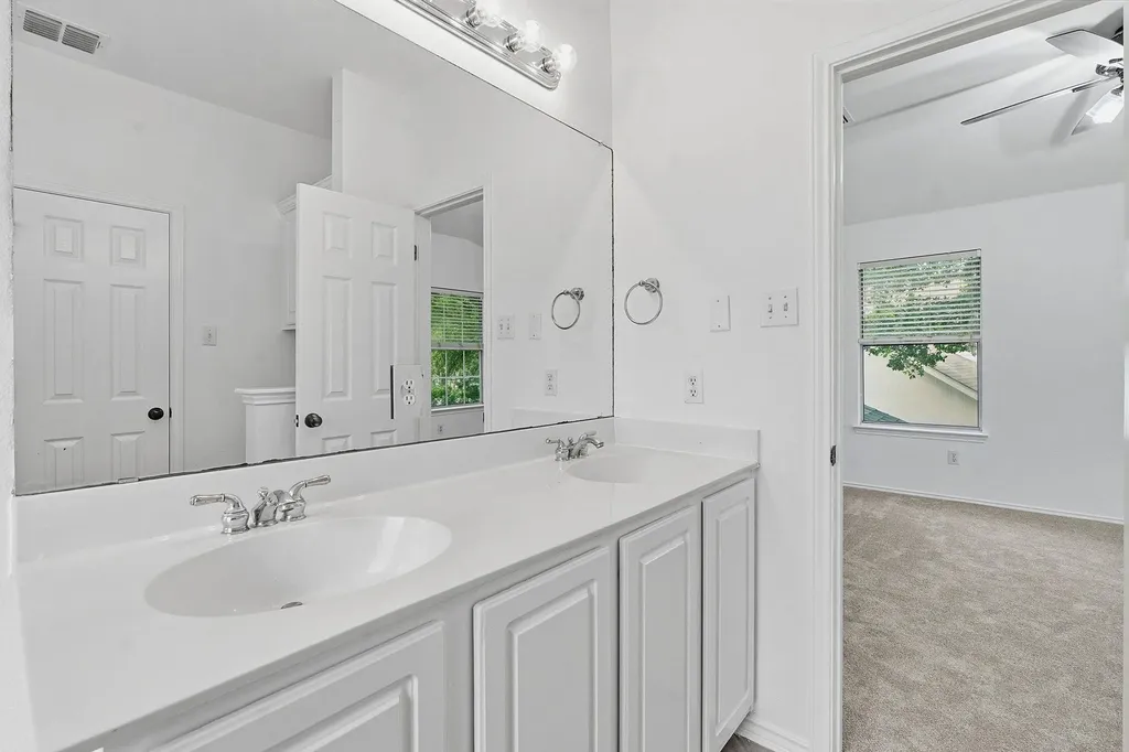 1724 Canon Yeomans Trail Austin TX 78748