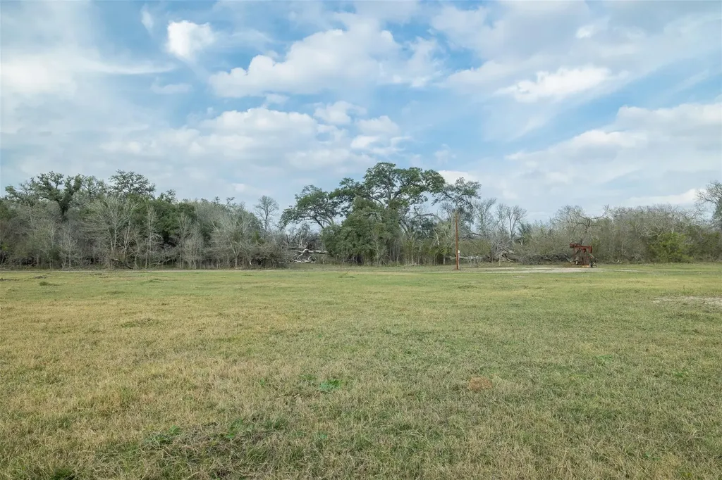 1144 Treetop Lane Luling TX 78648