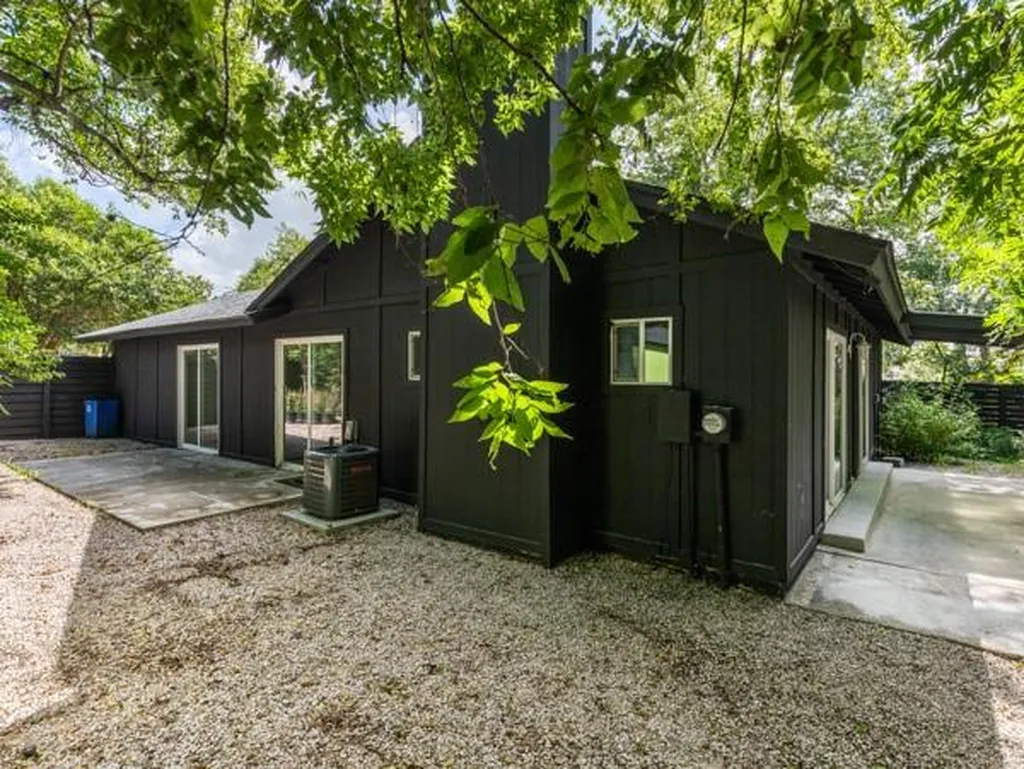 6702 Rockridge Court Austin TX 78744