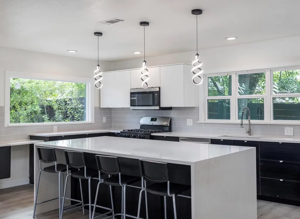 6702 Rockridge Court Austin TX 78744