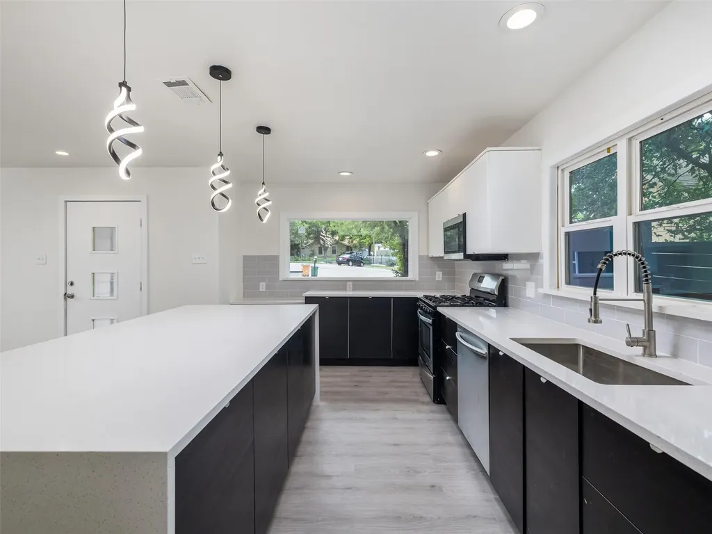 6702 Rockridge Court Austin TX 78744