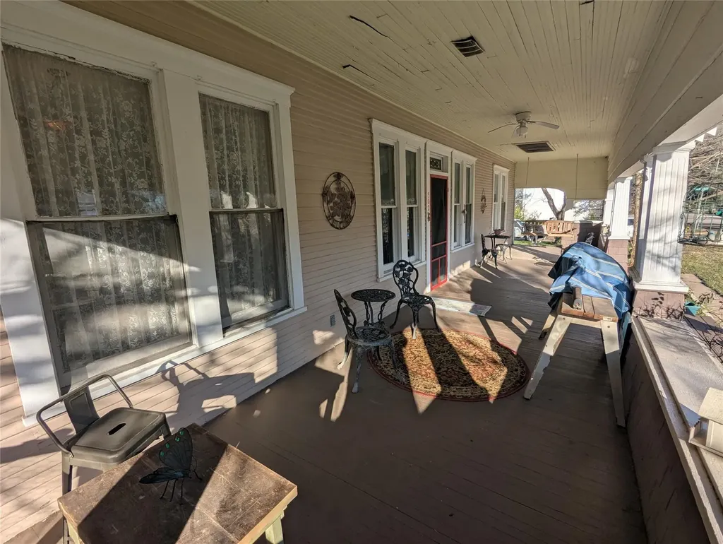 502 W 10th Street Taylor TX 76574