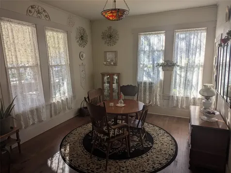 502 W 10th Street Taylor TX 76574