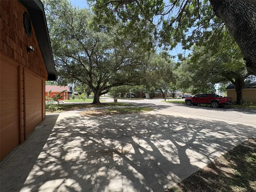 1009 Bowie Street Lockhart TX 78644