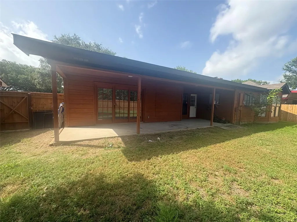 1009 Bowie Street Lockhart TX 78644