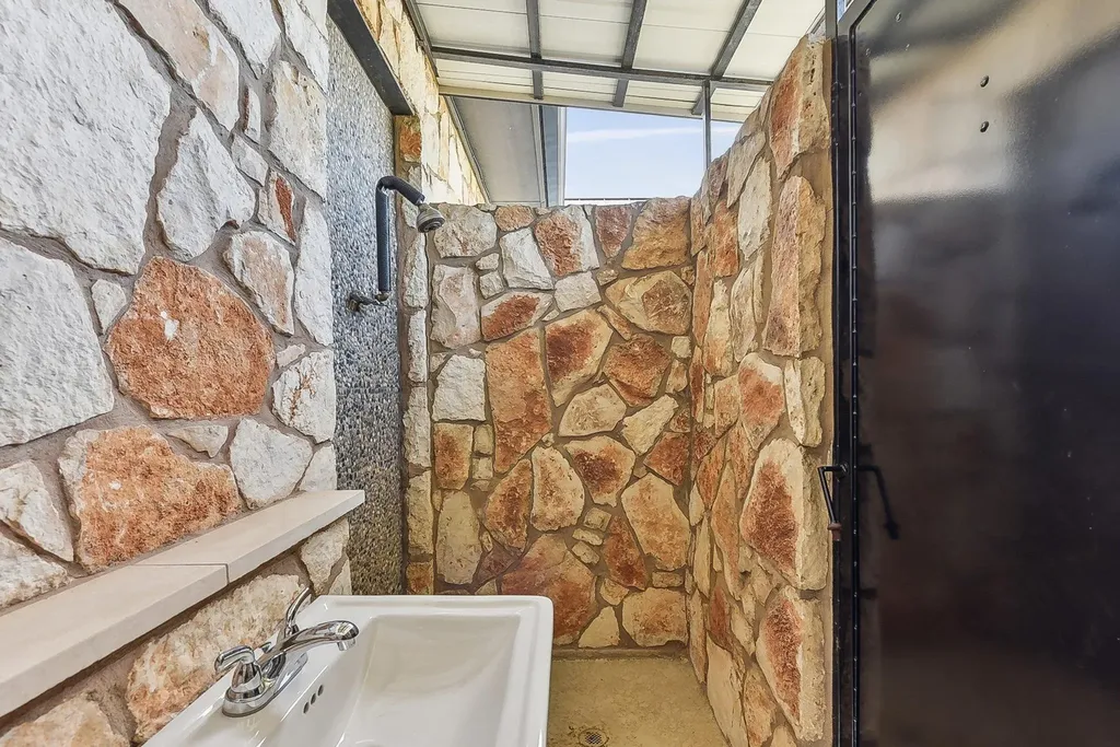 1612 Watercliffe Drive Lago Vista TX 78645