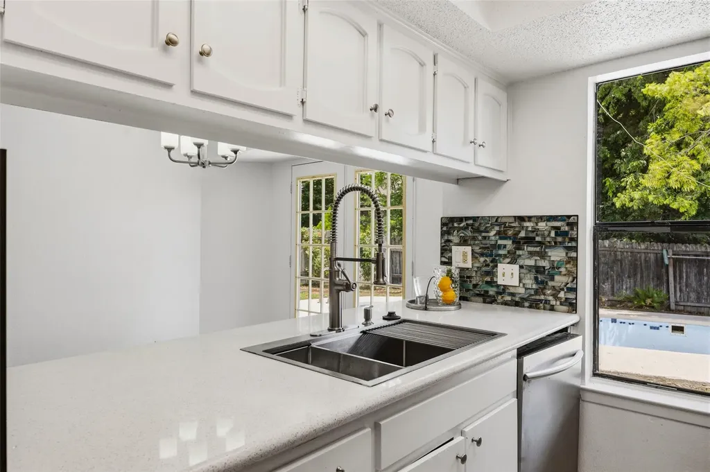 2702 Julie Cove Taylor TX 76574