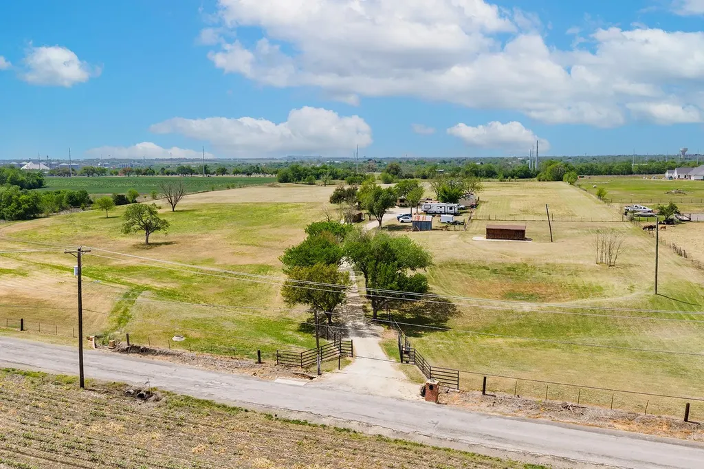 1001 Gravel Pit Road Taylor TX 76574