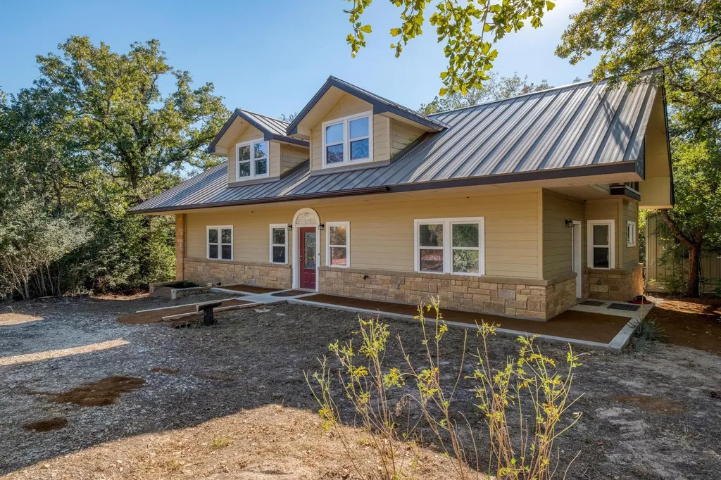 123 Bowie Trail Luling TX 78648