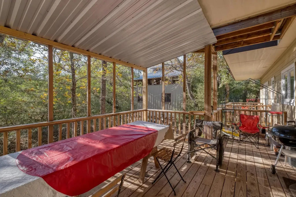 123 Bowie Trail Luling TX 78648