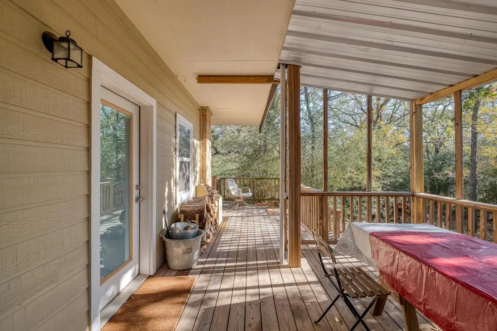 123 Bowie Trail Luling TX 78648