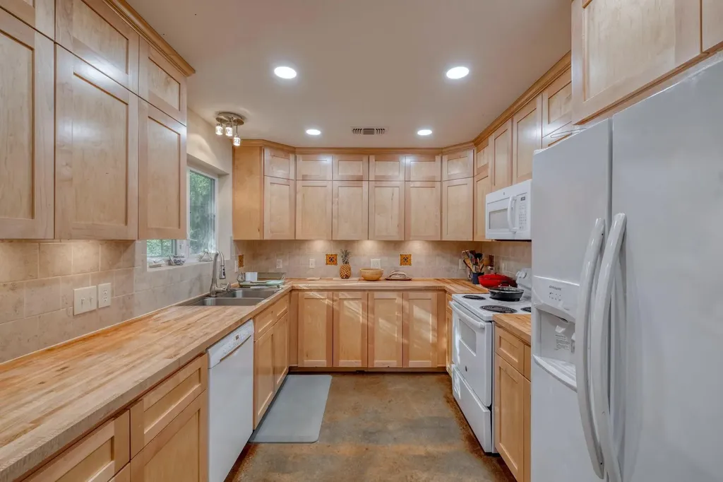 123 Bowie Trail Luling TX 78648