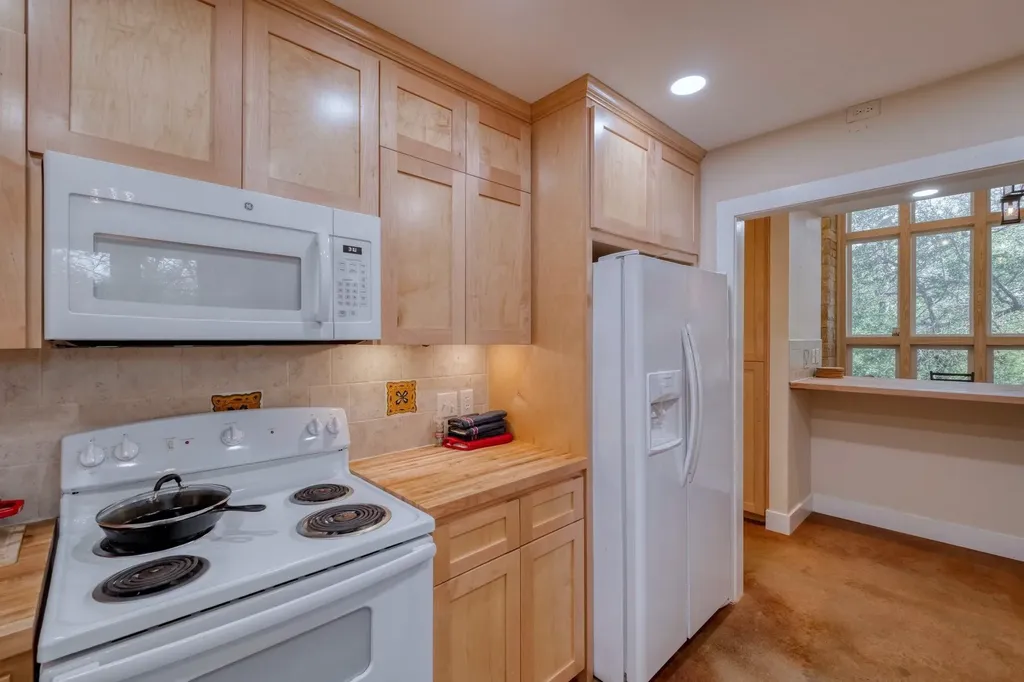 123 Bowie Trail Luling TX 78648