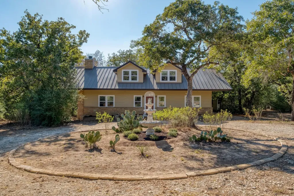 123 Bowie Trail Luling TX 78648