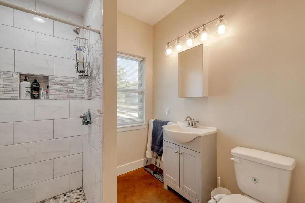 123 Bowie Trail Luling TX 78648
