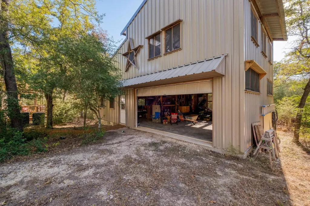 123 Bowie Trail Luling TX 78648